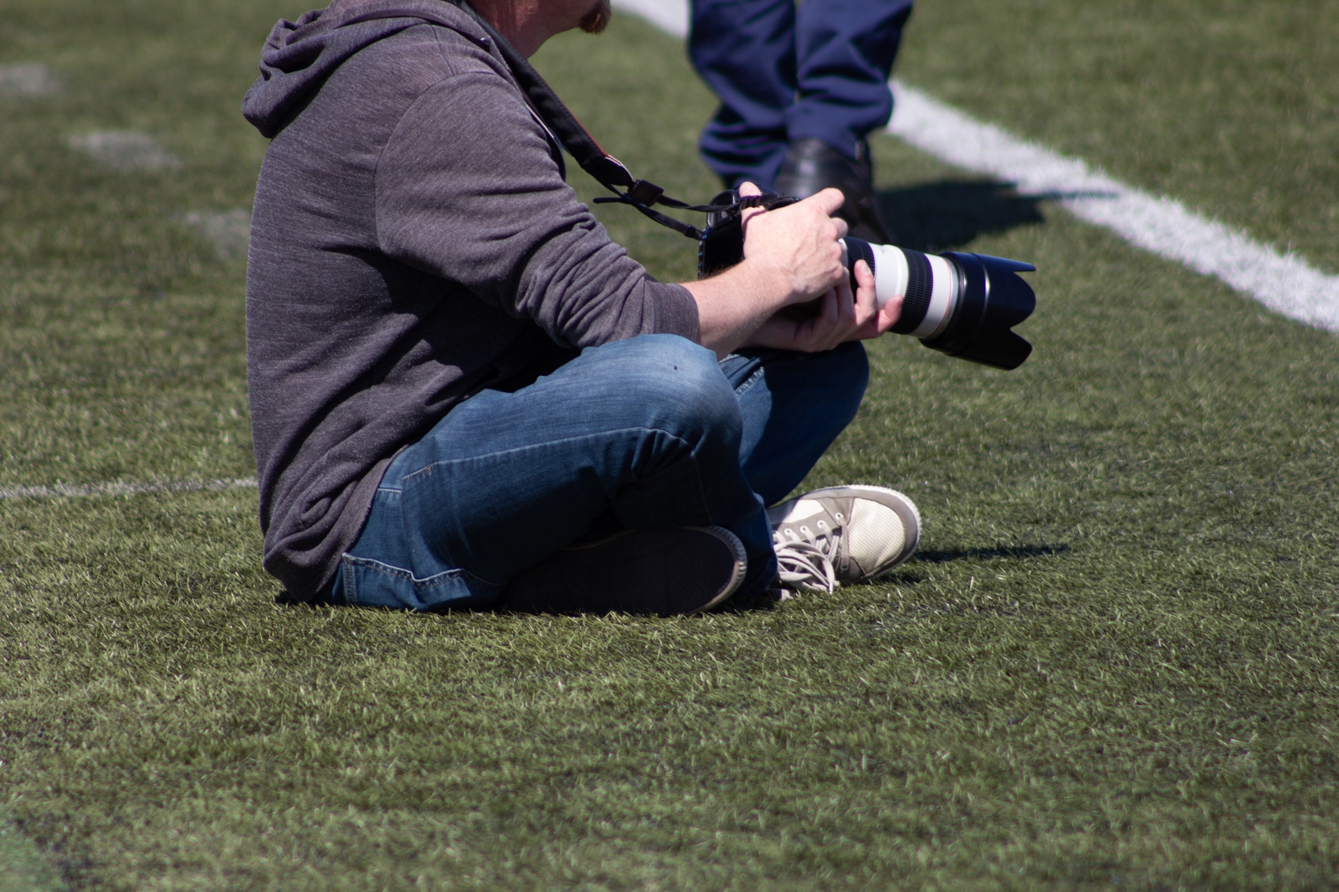 Fotograf scannt Negative direkt am Spielfeldrand