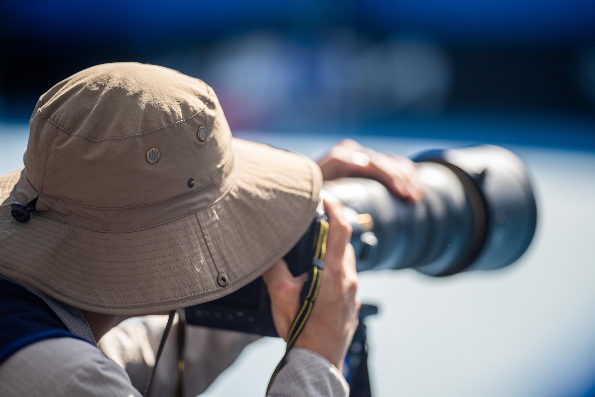Sportfotograf mit Teleobjektiv beim Negative scannen