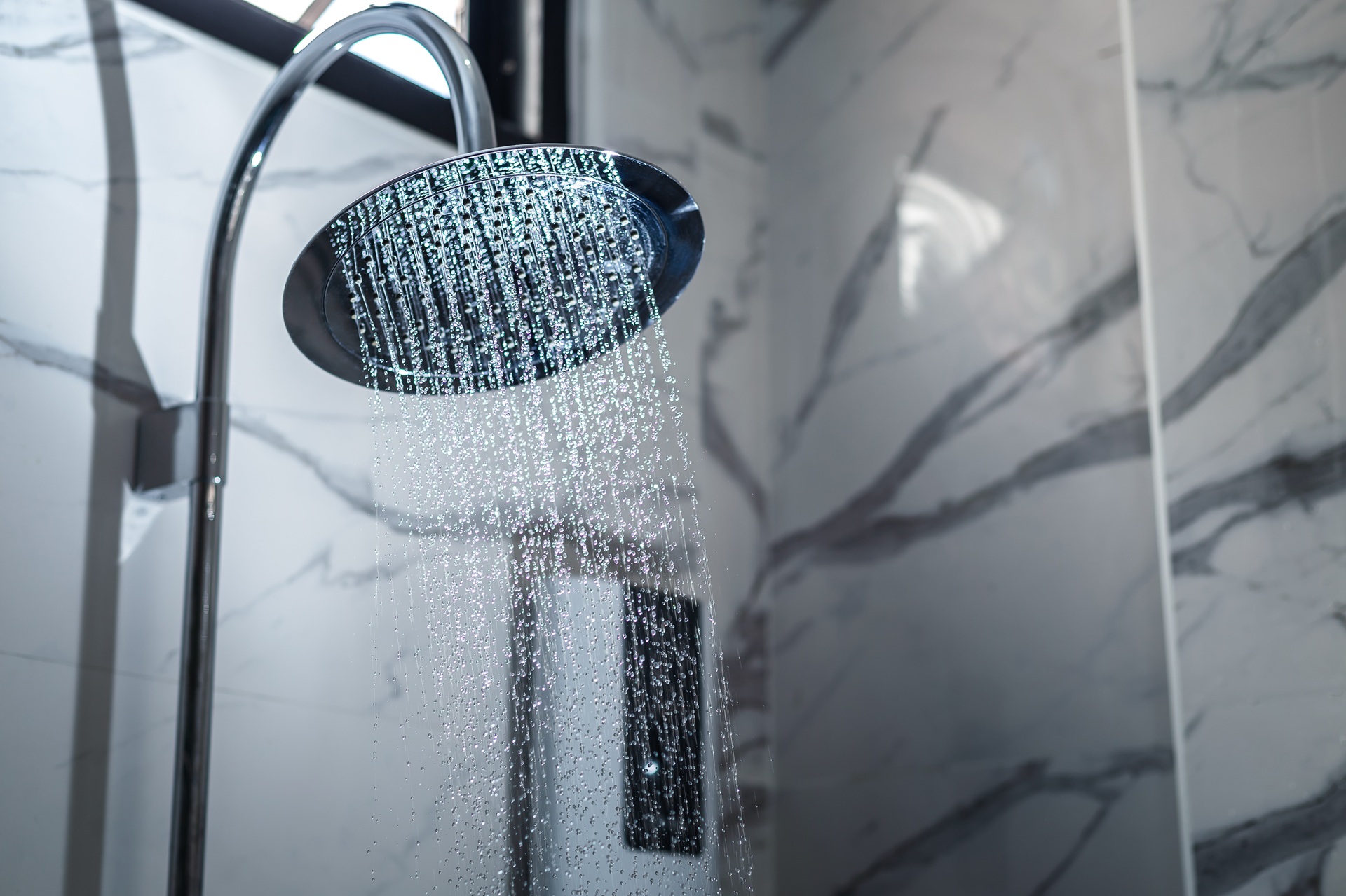 Regendusche vor Marmorwand | Duschrückwand