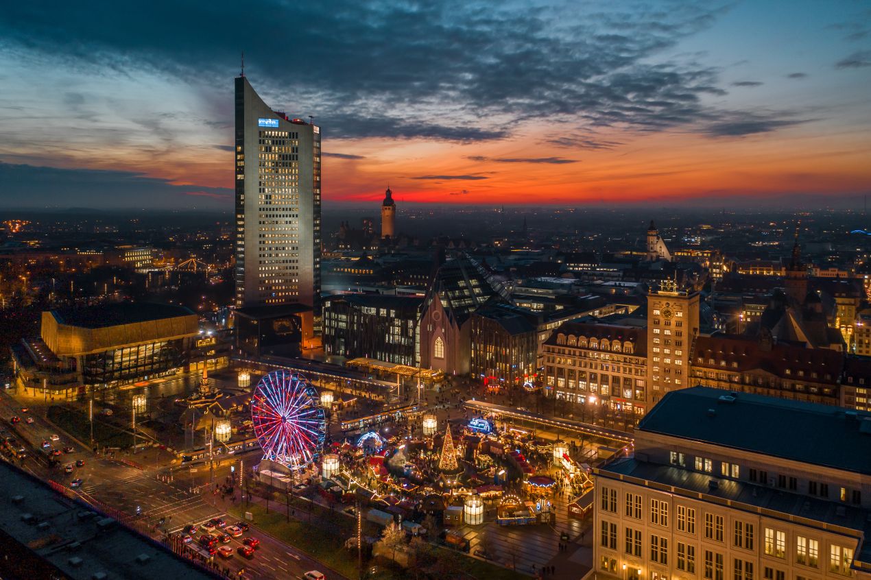 Abendstimmung in der Leipziger Innenstadt mit Riesenrad, perfekt für diskrete Leipzig Escort Begegnungen
